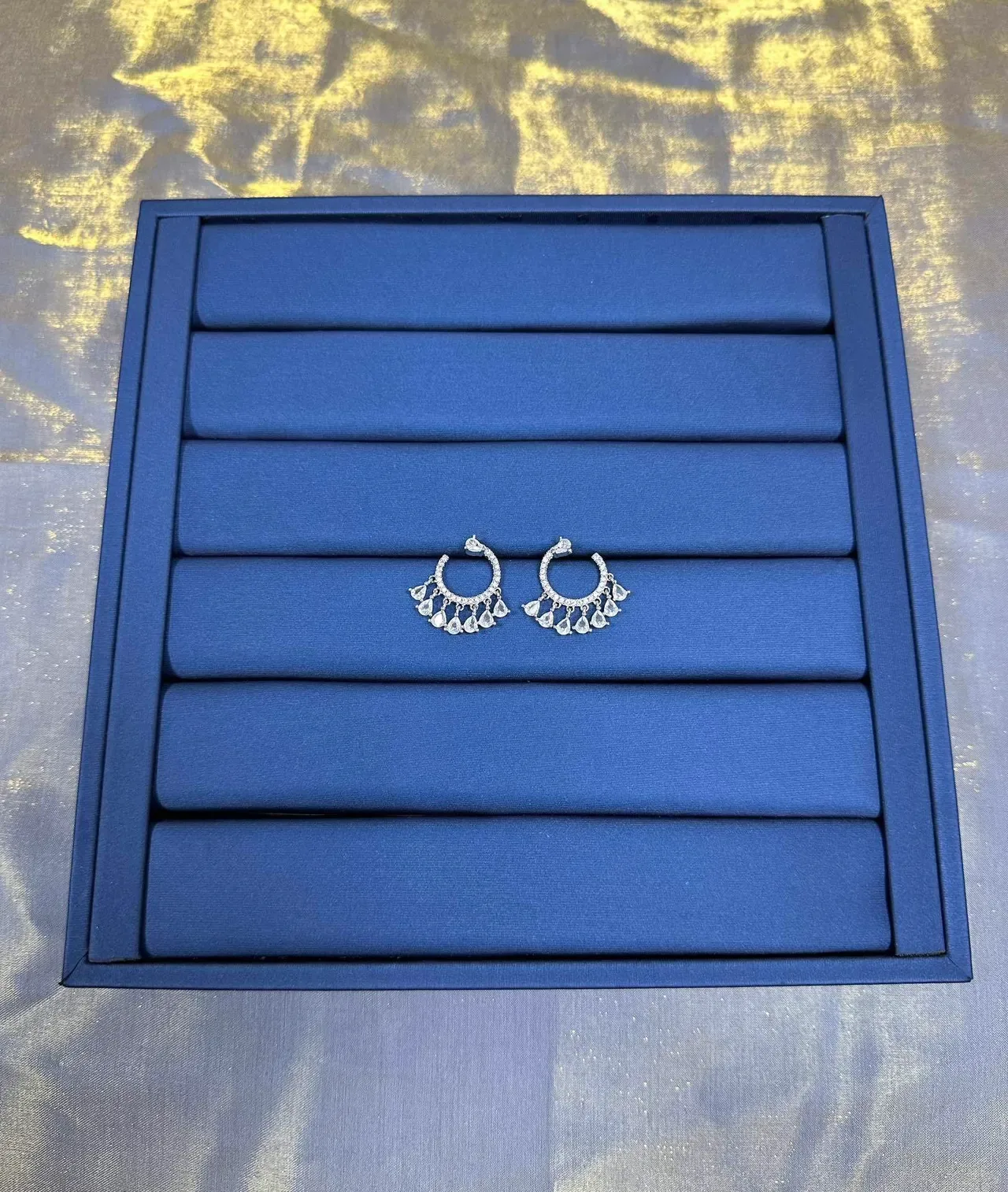 सिल्वर गोल्ड हूप क्रिस्टल डिटेल्ड कानों के गहने 8