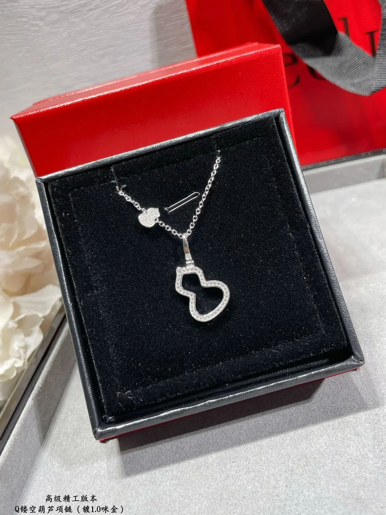 Silver Gold Pavé-Set Outline Pendant Heart-Shaped Silhouette Necklace 7