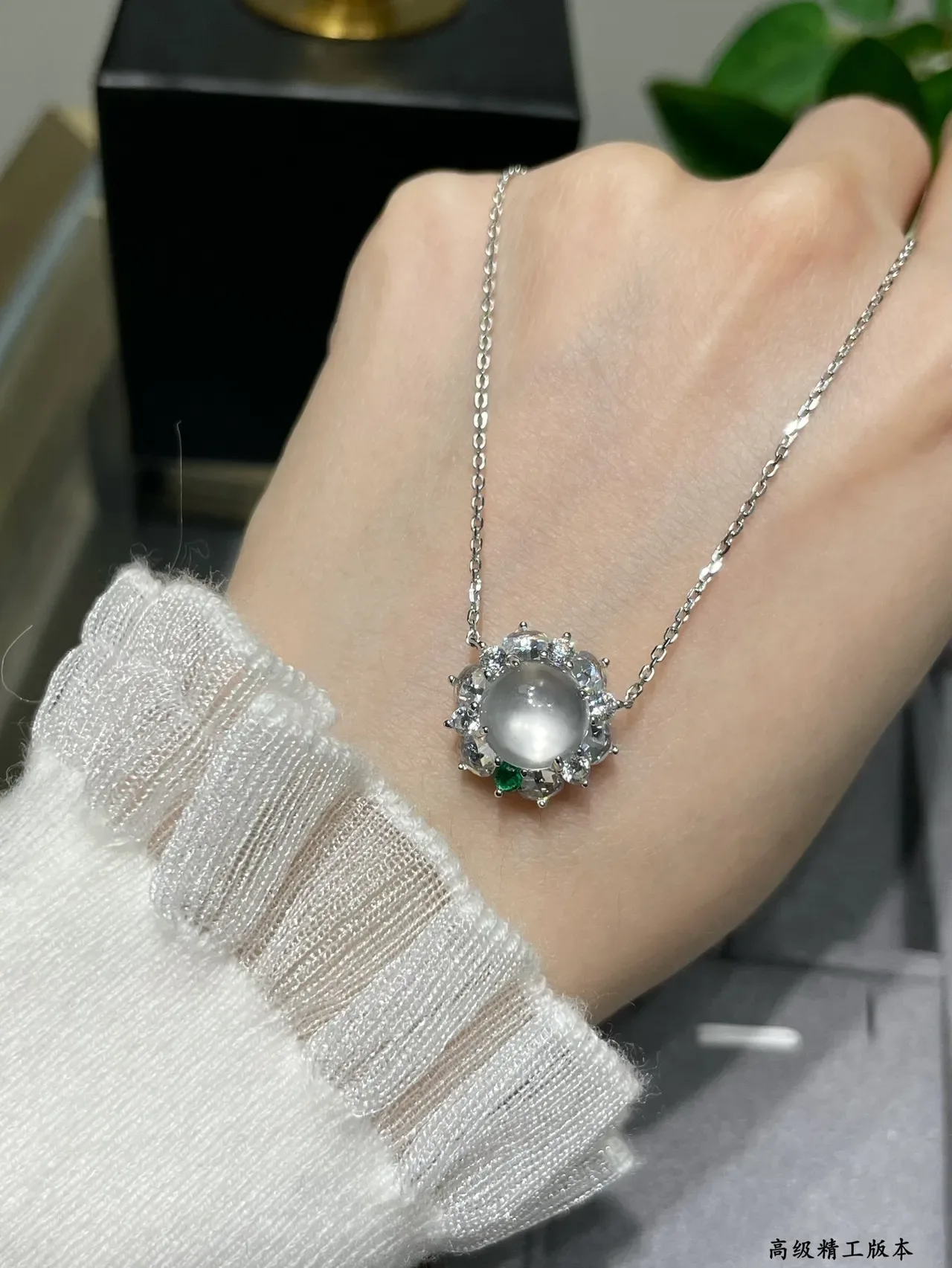 Silver Green Cabochon Centerpiece Halo Setting Necklace 7