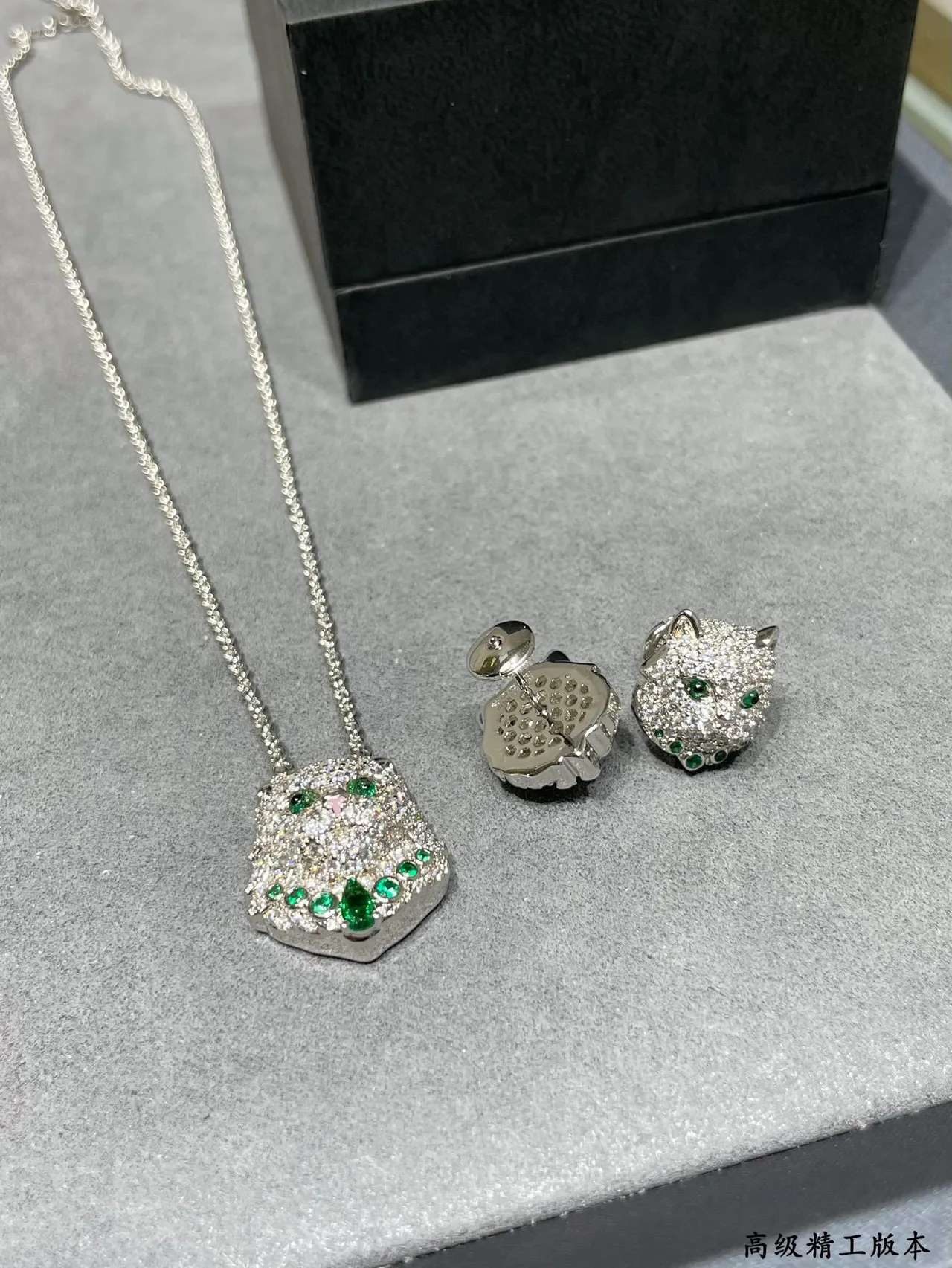 Silver Green Cat-Head Pendant Pavé-Set Clear Stones Necklace 3