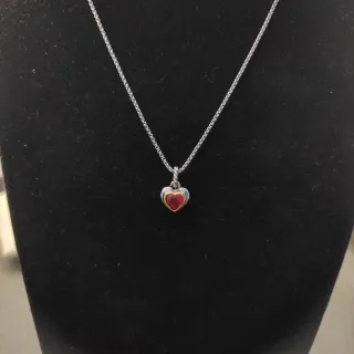 Collier en argent avec pendentifs en forme de cœur rose facetés de gemme