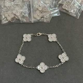 Pulsera de cuatro tréboles con motivo pavé en tono plateado