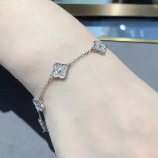 Pulsera de cadena con motivo de trébol Pavé en tono plateado