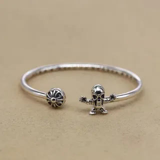 Pulseira de Bangle Aberta com Encanto de Crânio em Tom Prateado