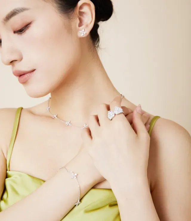Silver Transparent Chain Three Floral Crystal Motifs Bracelet 2
