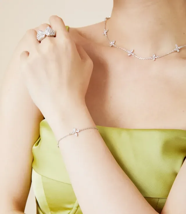 Silver Transparent Chain Three Floral Crystal Motifs Bracelet 8