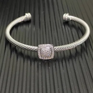Bracelet à manchette ouvert en argent à câble torsadé avec centre pavé carré