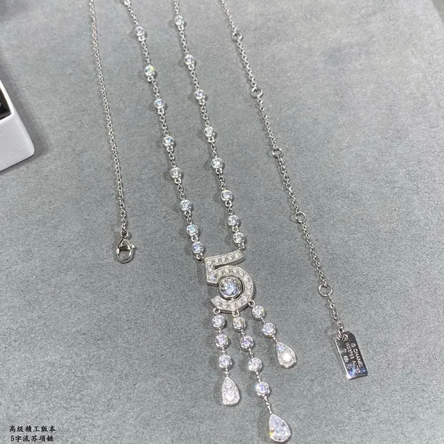 Silver White Diamond-Set Geometric Openwork Necklace 3