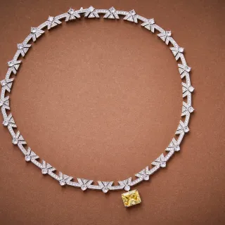 Collier en argent jaune avec design de lien géométrique pavé-set de diamants