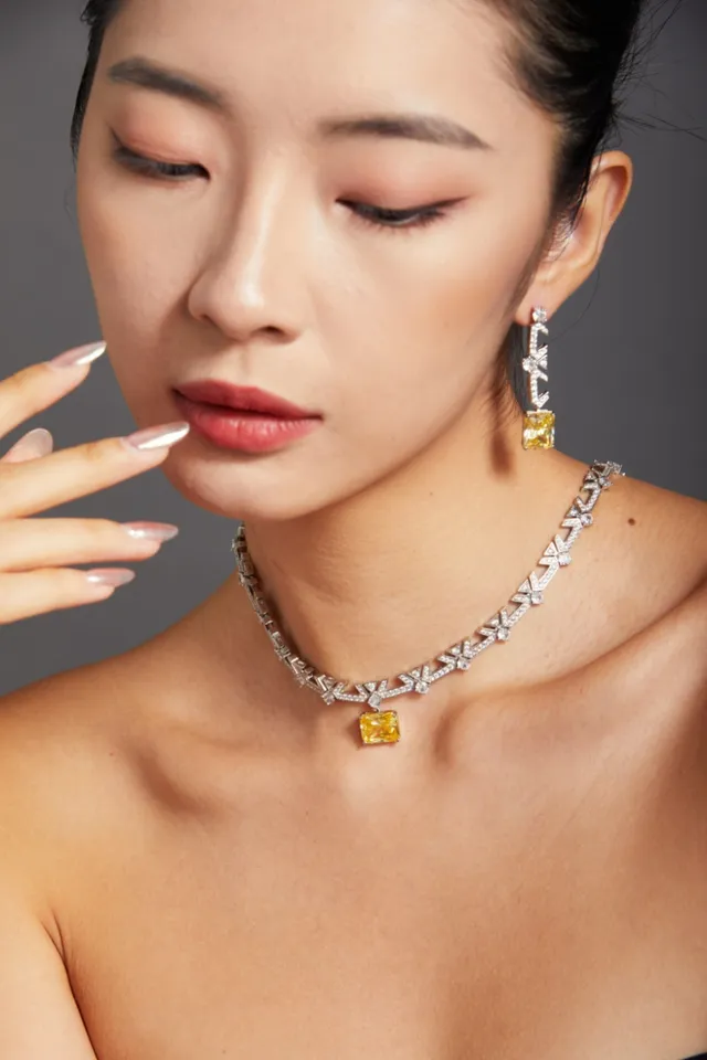 Silver Yellow Geometric Link Design Pavé-Set Diamonds Necklace 8