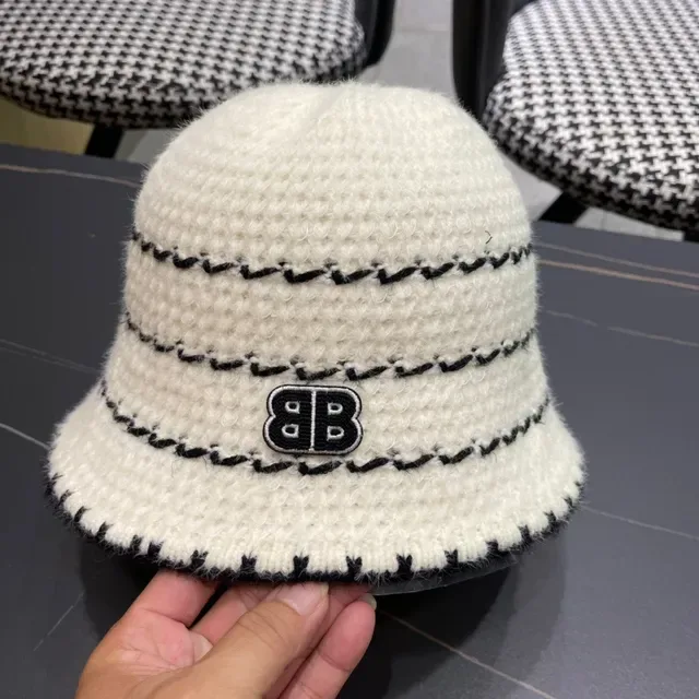 White and Black Zigzag Knitted Bucket Hat 3