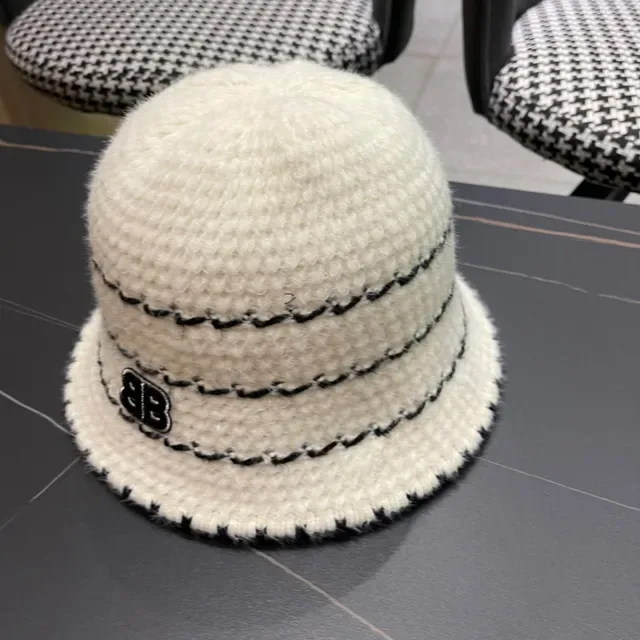 White and Black Zigzag Knitted Bucket Hat 7