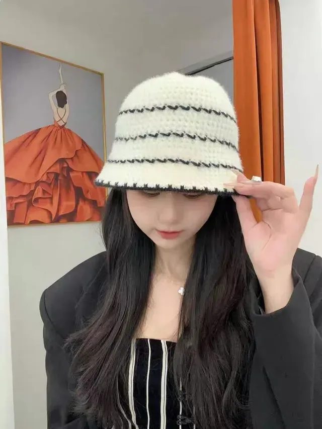 White and Black Zigzag Knitted Bucket Hat 9