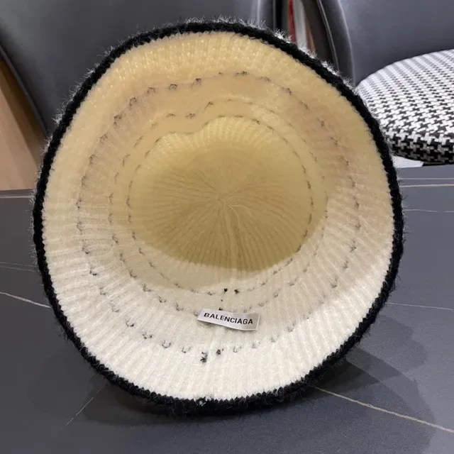 White and Black Zigzag Knitted Bucket Hat 10