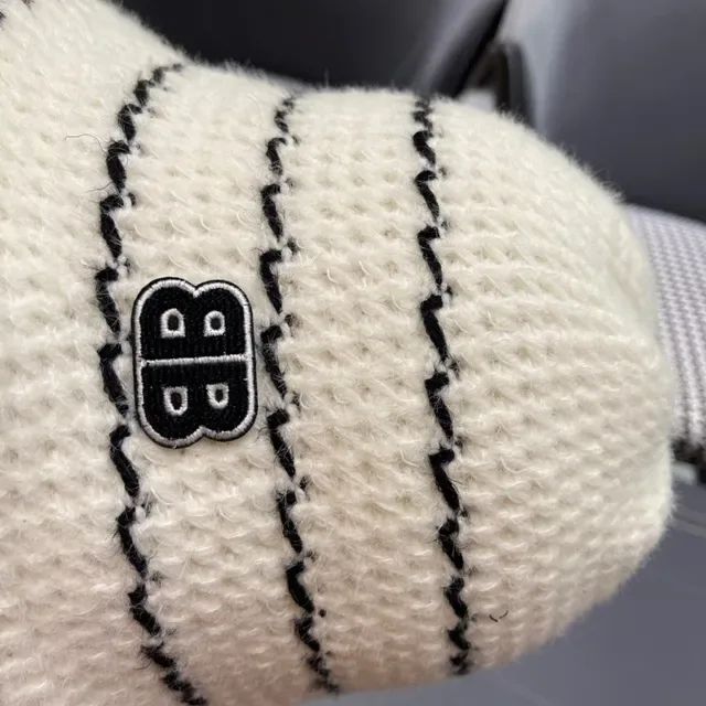 White and Black Zigzag Knitted Bucket Hat 12