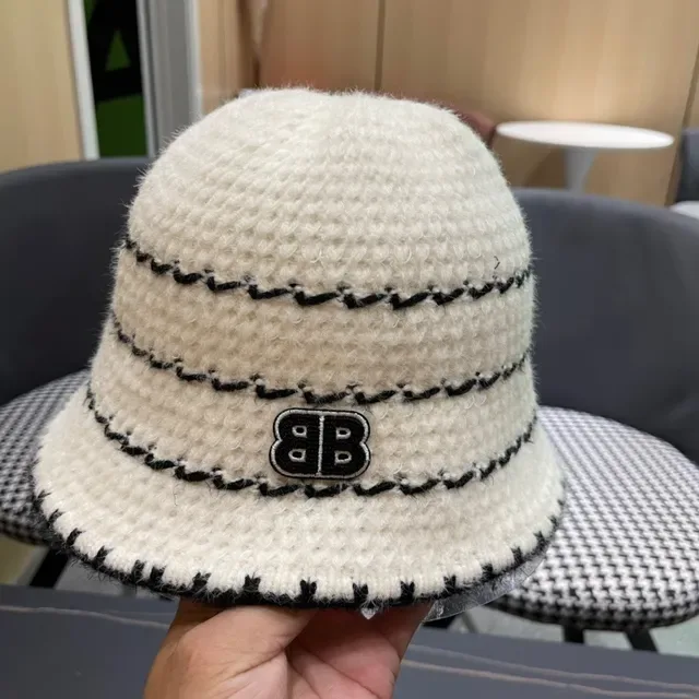 White and Black Zigzag Knitted Bucket Hat 13