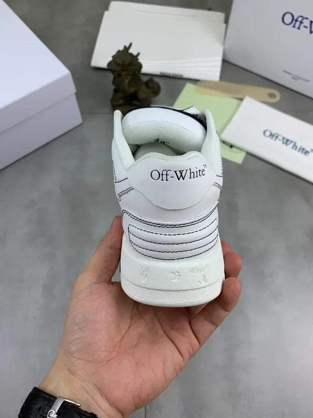 White Black Low-Top Two-Tone Sneakers 3