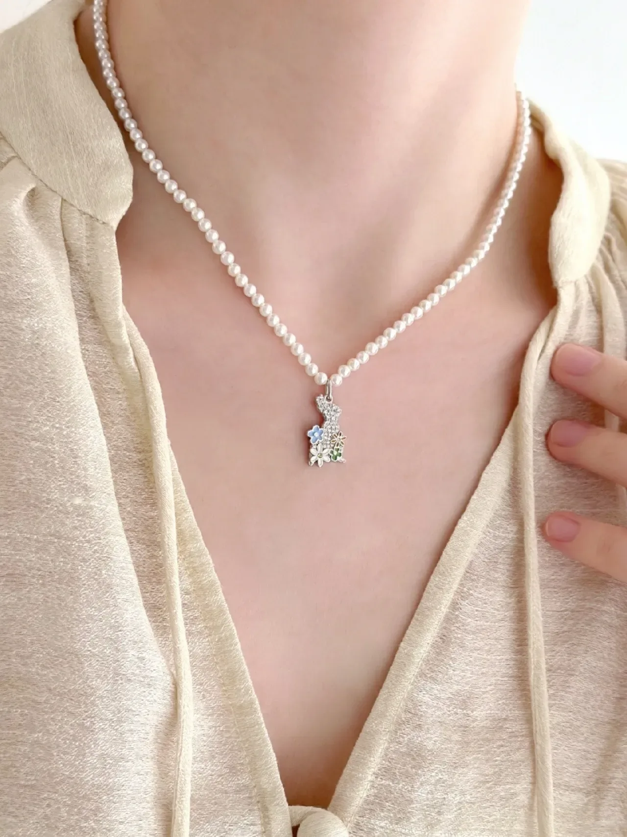 White Blue Pearl Strand Enamel Floral Pendant Necklace 8
