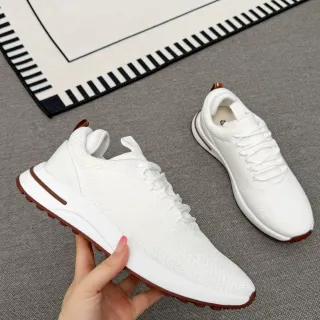 حذاء رياضي أبيض وبني من upper محبوك، midsole منحوت