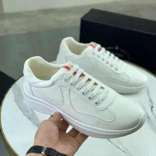 حذاء رياضي جلدي أبيض أنيق لنمط الحياة البسيط