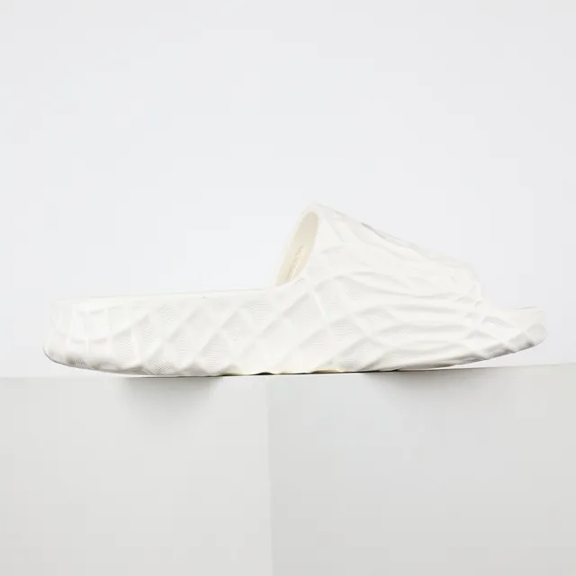 White Molded Monolithic Construction Quilted Diamond-Pattern Texture Slippers 7