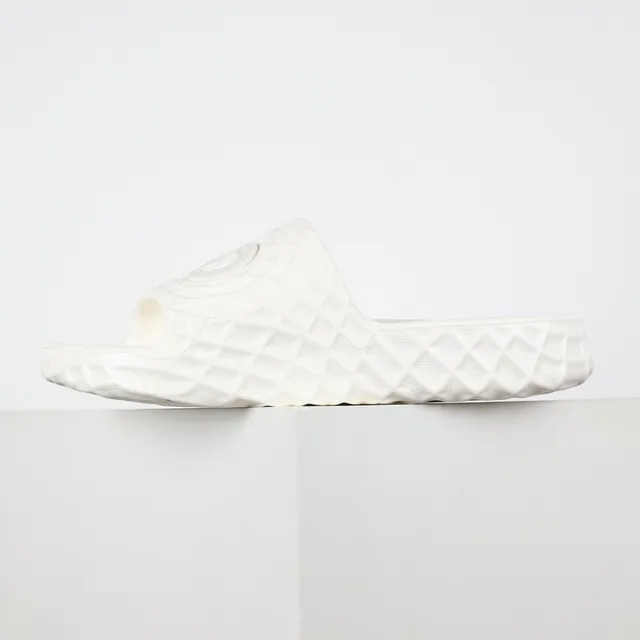 White Molded Monolithic Construction Quilted Diamond-Pattern Texture Slippers 9
