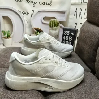 Chaussures de course avec upper tricoté monocrome blanc, semelle intermédiaire en mousse sculptée