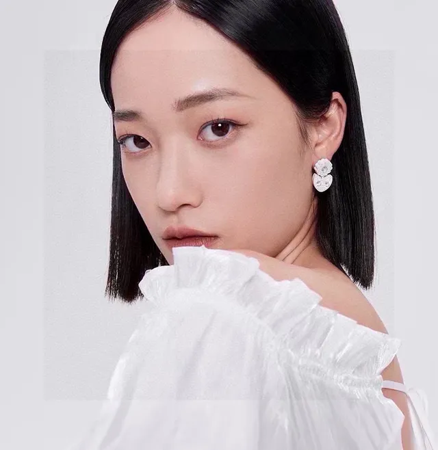 White Petal-Shaped Crystal Clip-On Earrings 6