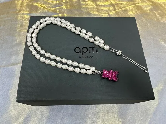 Collier de perles blanches et roses avec pendentif ours en gomme incrusté de cristaux 3