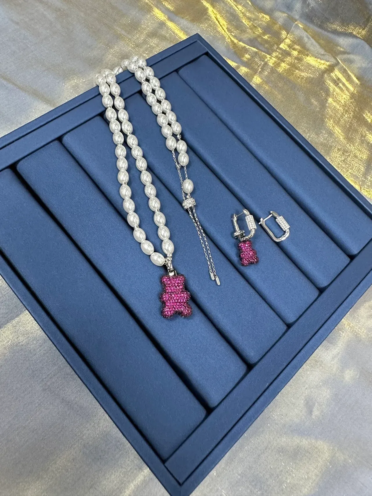 Collier de perles blanches et roses avec pendentif ours en gomme incrusté de cristaux 5