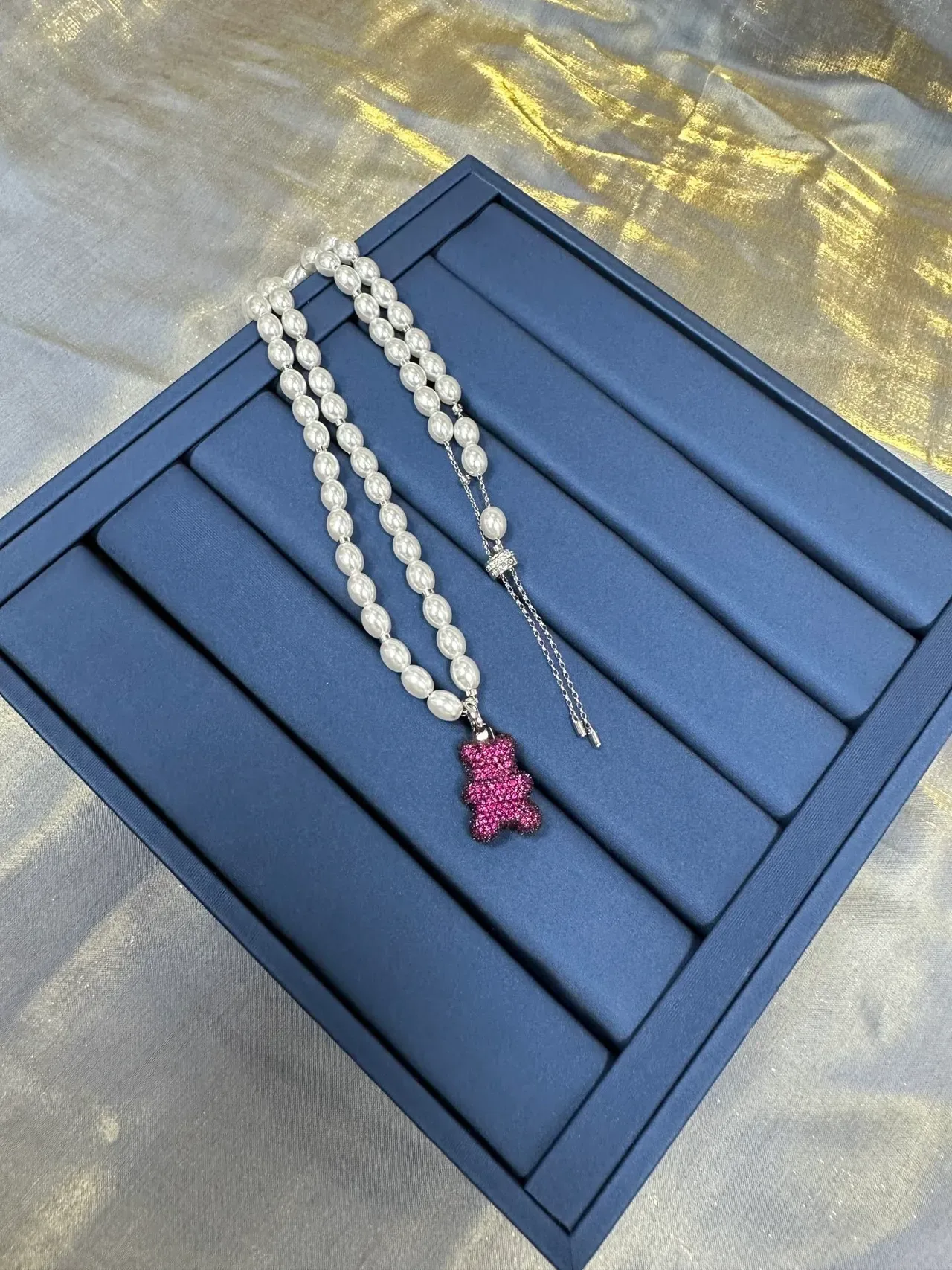 Collier de perles blanches et roses avec pendentif ours en gomme incrusté de cristaux 6