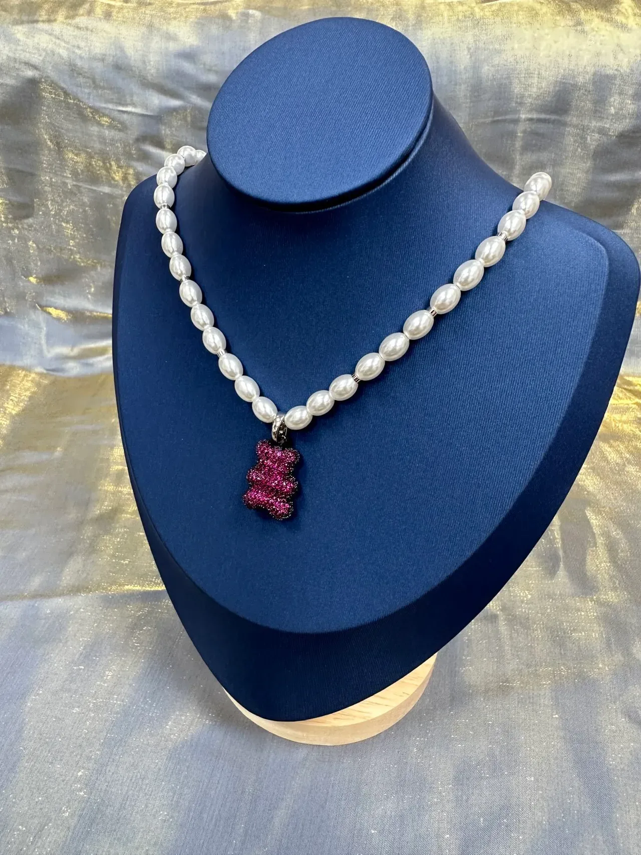Collier de perles blanches et roses avec pendentif ours en gomme incrusté de cristaux 9