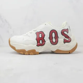 Tênis brancos vermelhos com lettering oversized esculpido na midsole