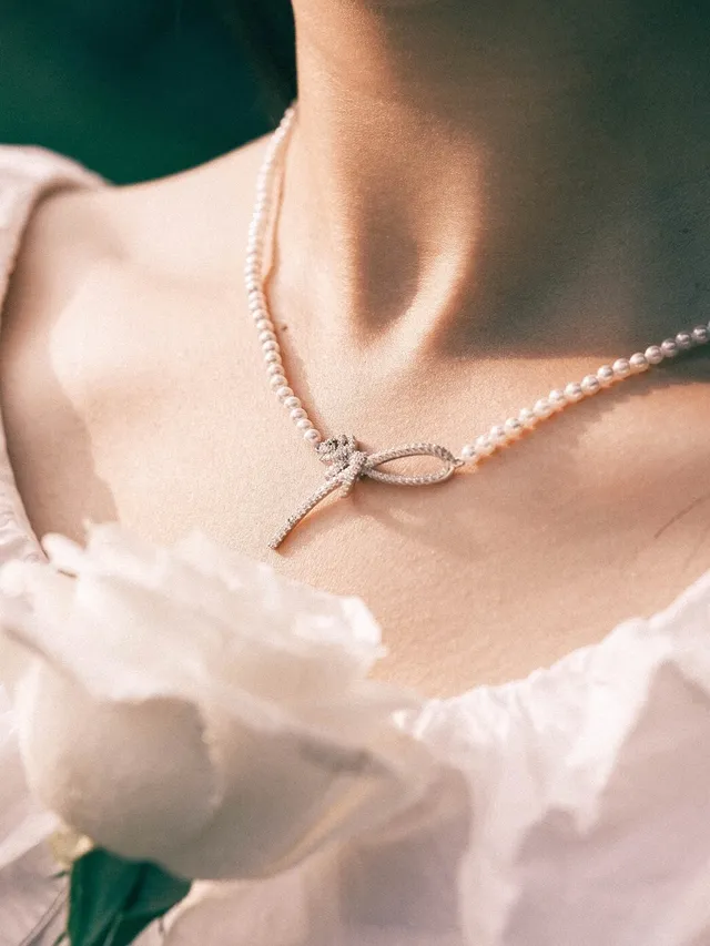 White Silver Pearl Strand Pavé Diamond Bow Clasp Necklace 2