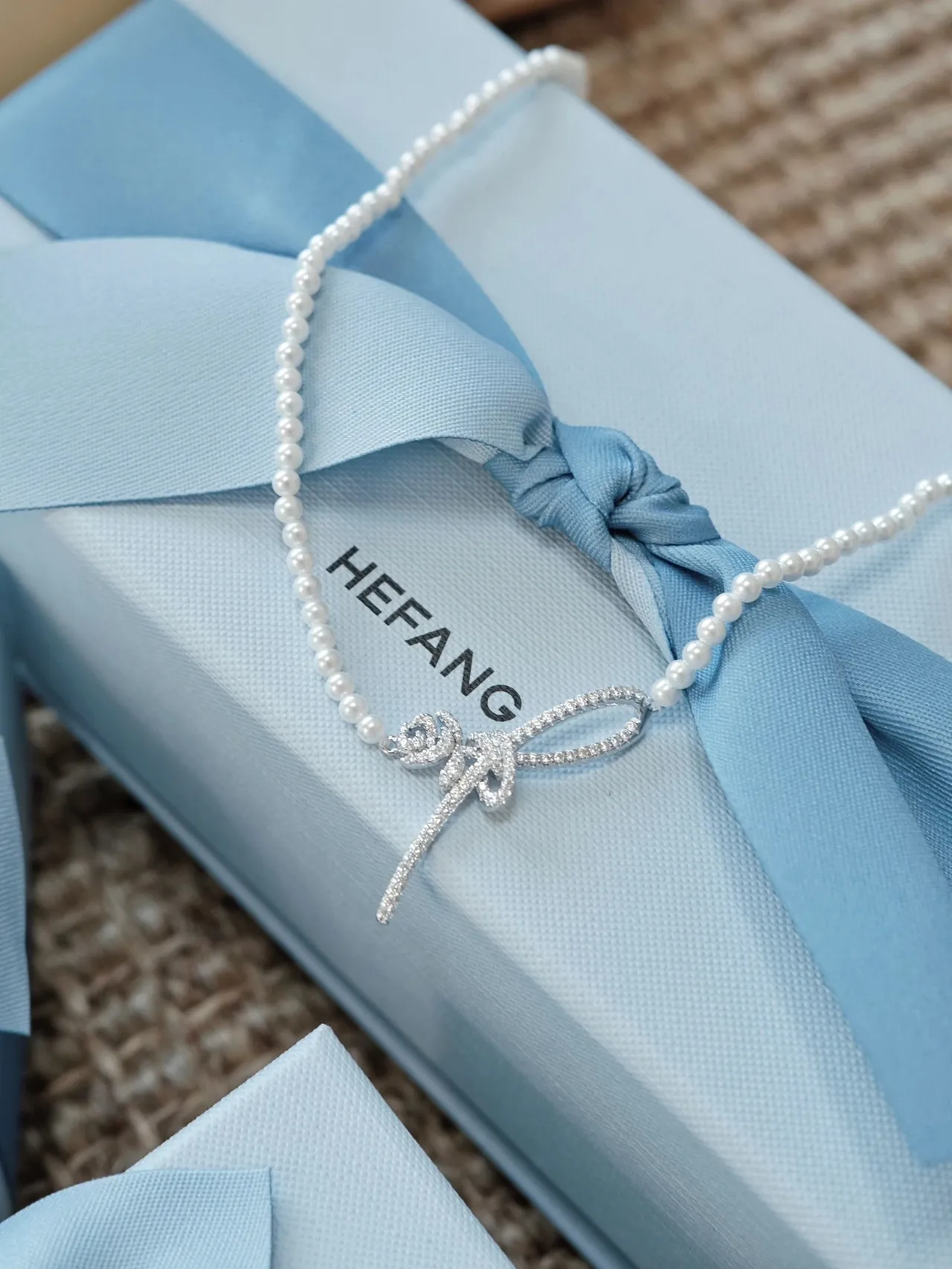 White Silver Pearl Strand Pavé Diamond Bow Clasp Necklace 9