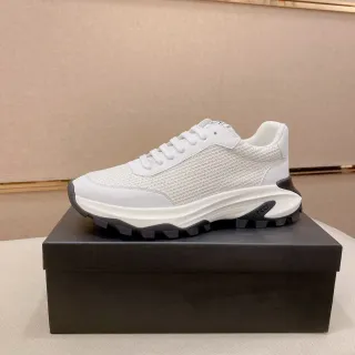 Zapatilla blanca de textura tejida, de bajo corte y con cordones
