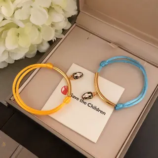 Pulseras con encanto de serpiente de tono dorado envueltas en cordón amarillo y azul claro