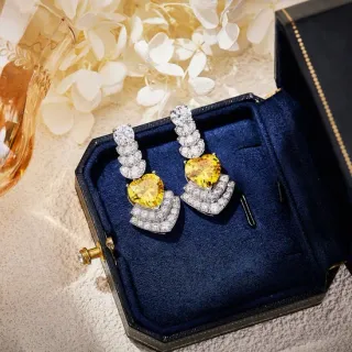 Brincos pendentes com gema de coração amarela e diamantes pavé