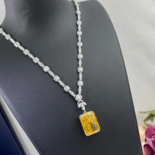 Collar de plata amarilla con piedra central de corte rectangular pavé-set piedras blancas