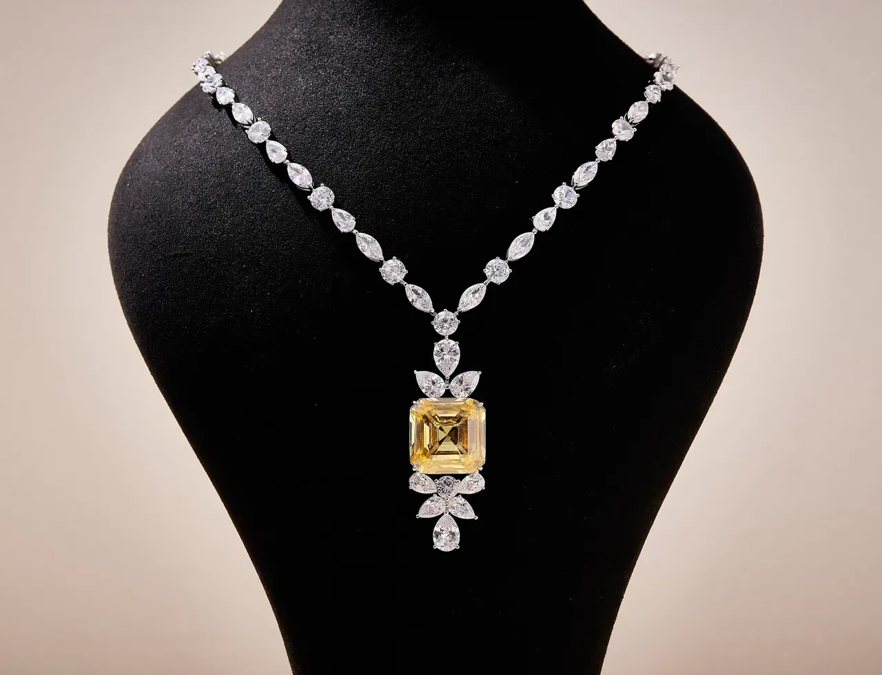 Yellow White Cushion-Cut Central Gem Marquise And Round Stone Halo Necklace 2