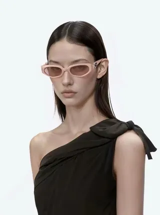 Gentle Monster Ruvy Van 01 Lunettes de Soleil Cat-Eye Noires 5