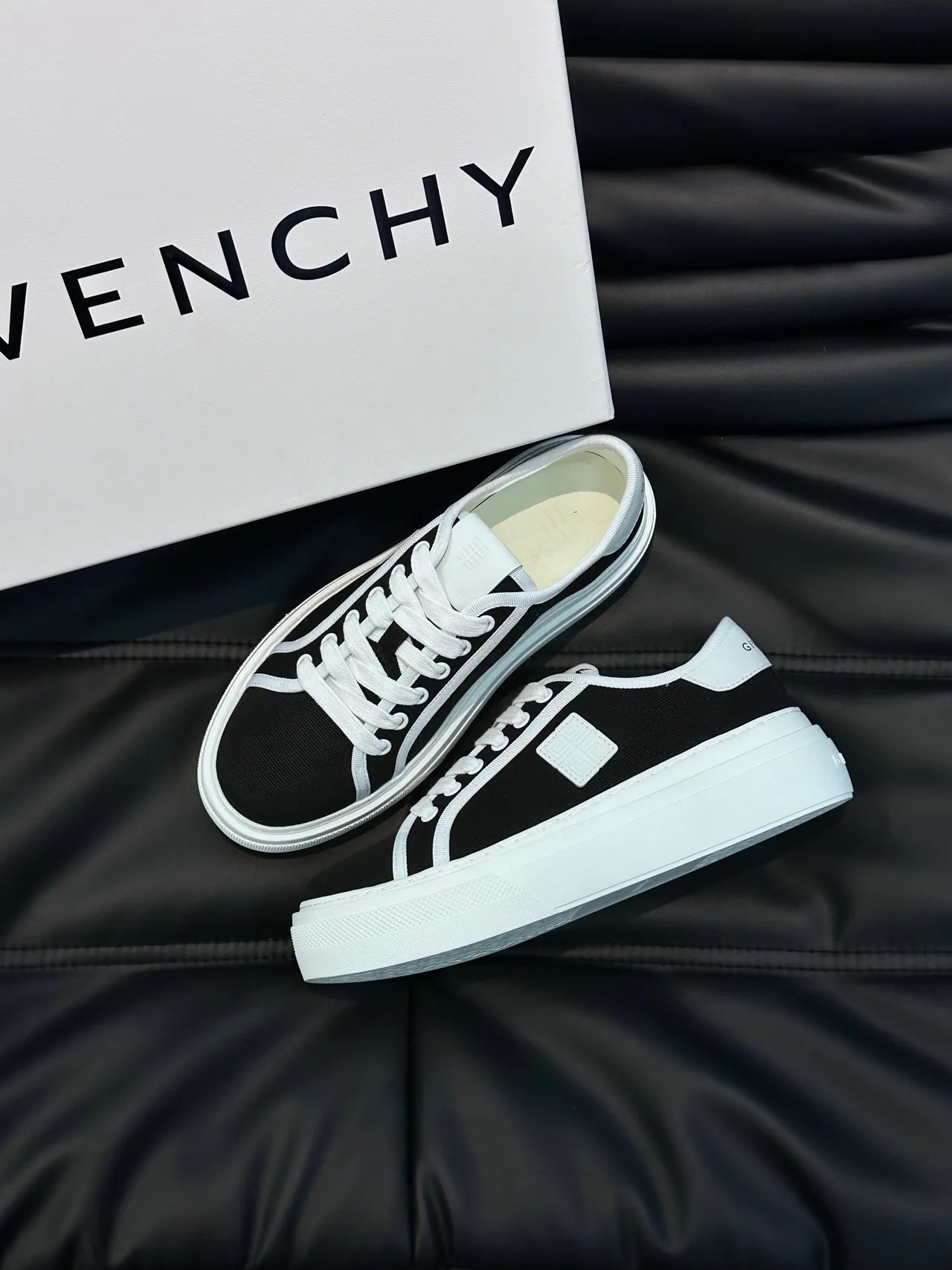 Givenchy Preto Branco Low-Top Canvas Upper Lifestyle Sneakers 2