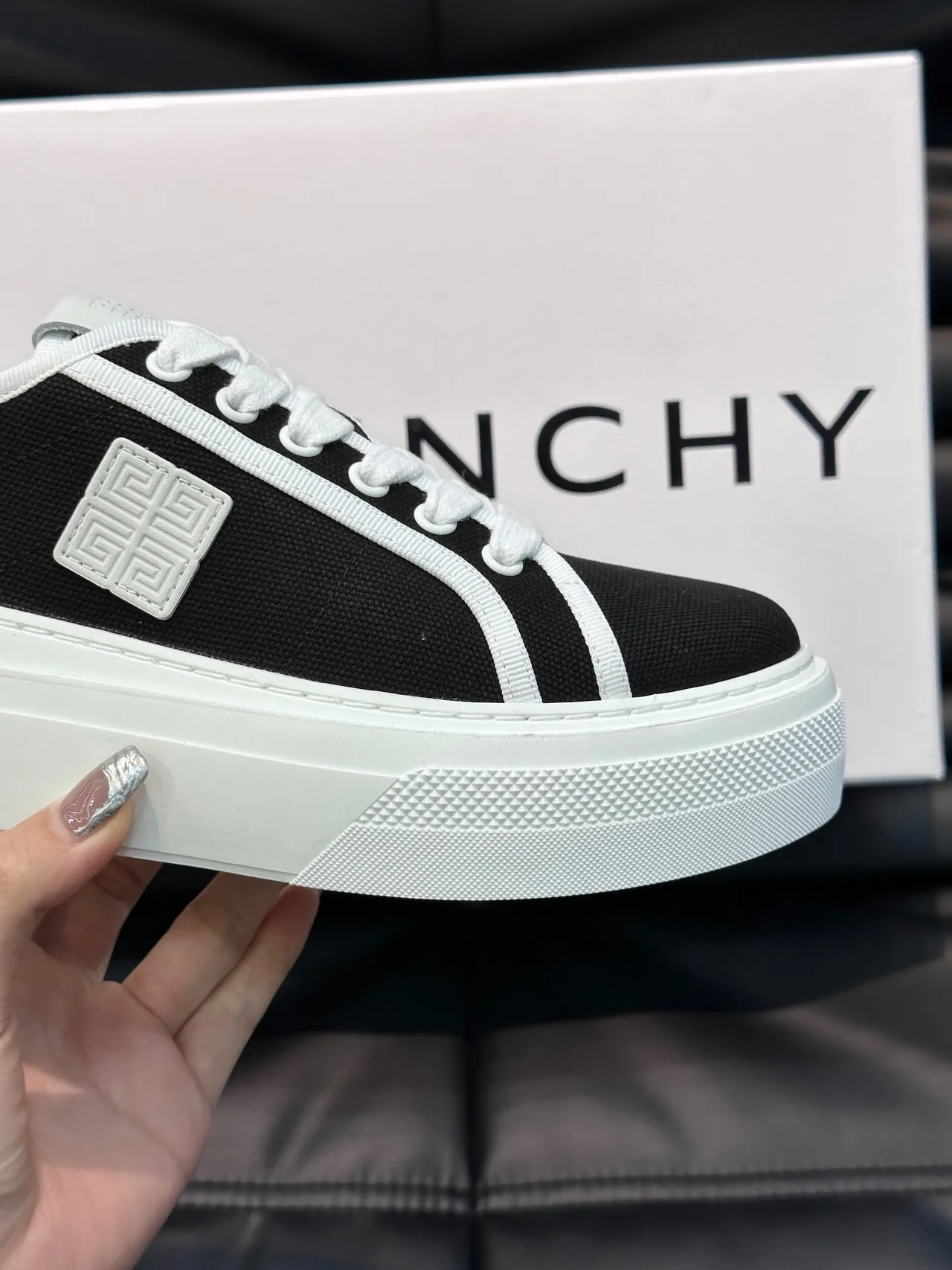 Givenchy Preto Branco Low-Top Canvas Upper Lifestyle Sneakers 6