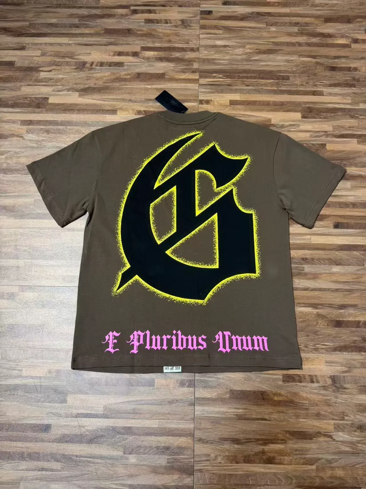 Camiseta Godspeed estampa gráfica marrom oliva 3
