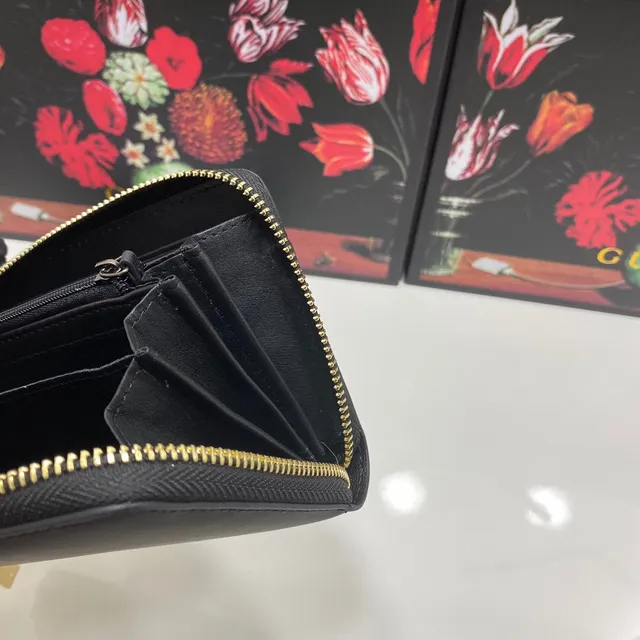 Gucci Portefeuille Long en Cuir Noir et Or avec Monogramme GG Embossé en Cuir Mat 2