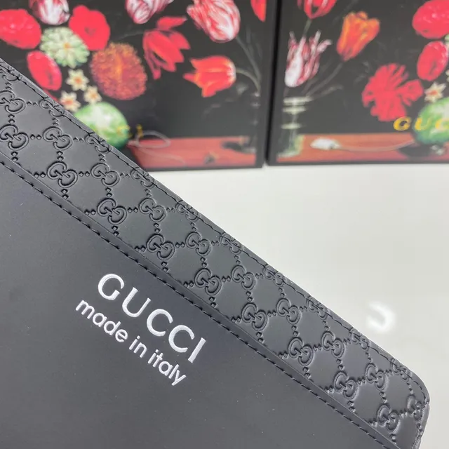 Gucci Portefeuille Long en Cuir Noir et Or avec Monogramme GG Embossé en Cuir Mat 4