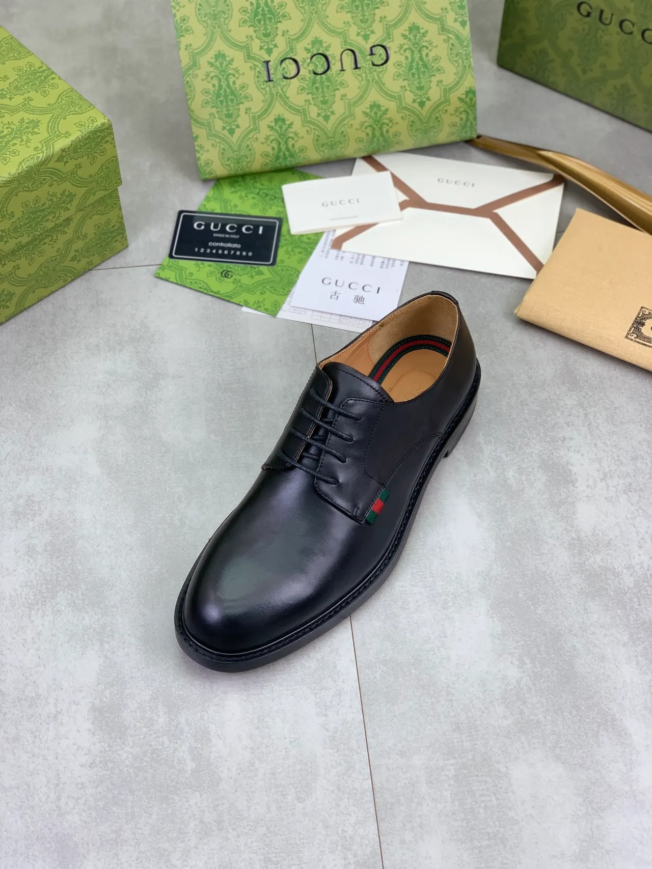 Gucci Chaussures Oxford en Cuir Noir et Vert Poli avec Embout Cap 4