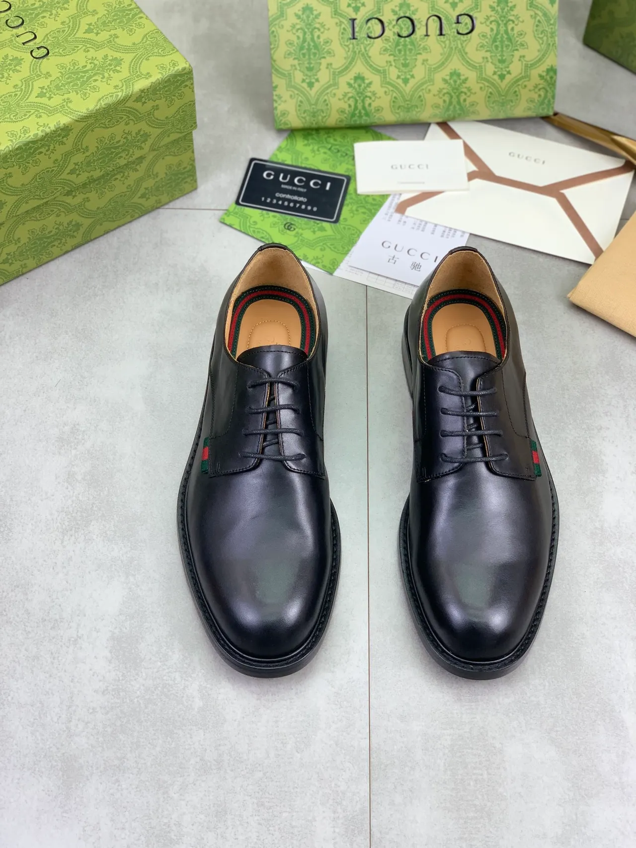 Gucci Chaussures Oxford en Cuir Noir et Vert Poli avec Embout Cap 5