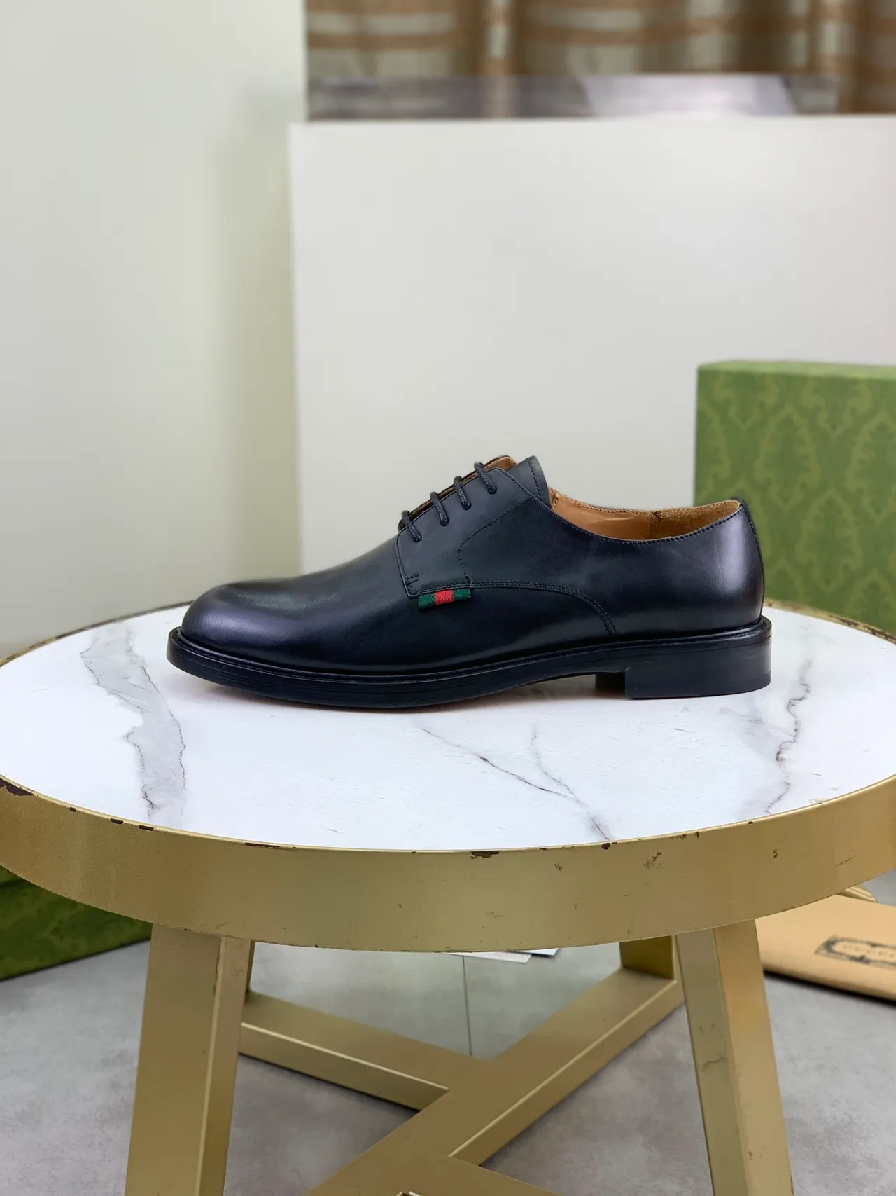 Gucci Chaussures Oxford en Cuir Noir et Vert Poli avec Embout Cap 6