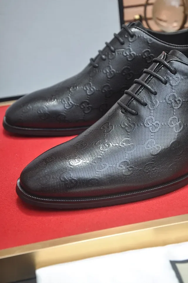 Gucci Sapatos Oxford de Couro Polido Preto Monogram-Embossed 2
